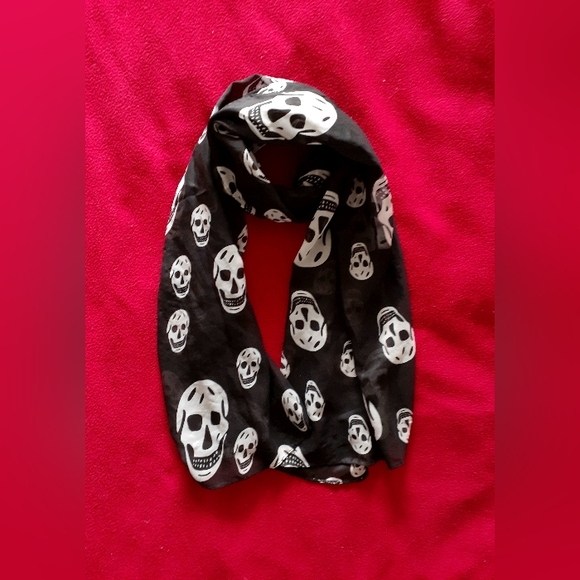 2/$20! Sheer silk skull printed scarf, large but lightweight - Picture 1 of 6